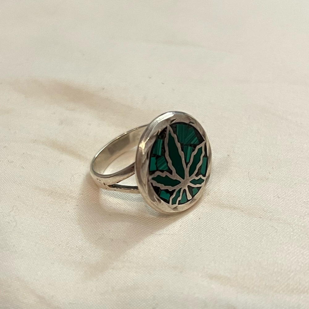 925 Sterling Silver Green Crushed Turquoise Inlay Weed Leaf Ring